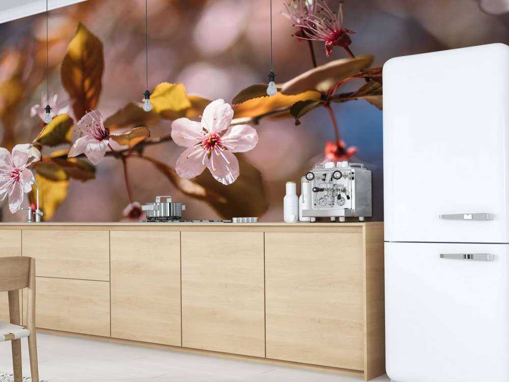 Lyserøde blomster og brune blade