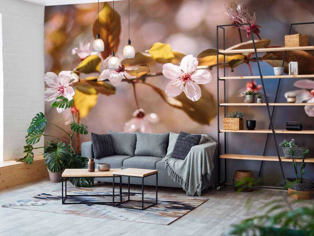 Lyserøde blomster og brune blade