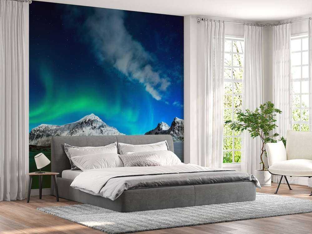 Nordlys over bjerge