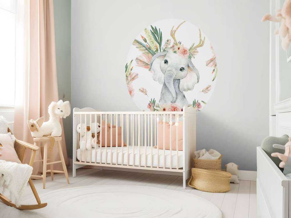 Babyelefant med lyserøde blomster