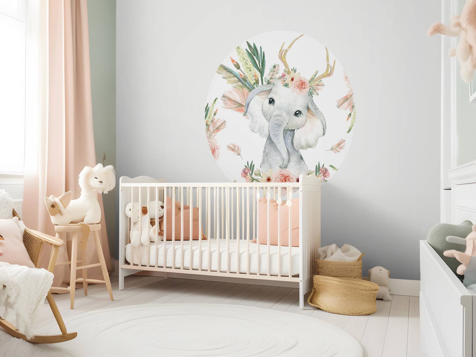 Babyelefant med lyserøde blomster