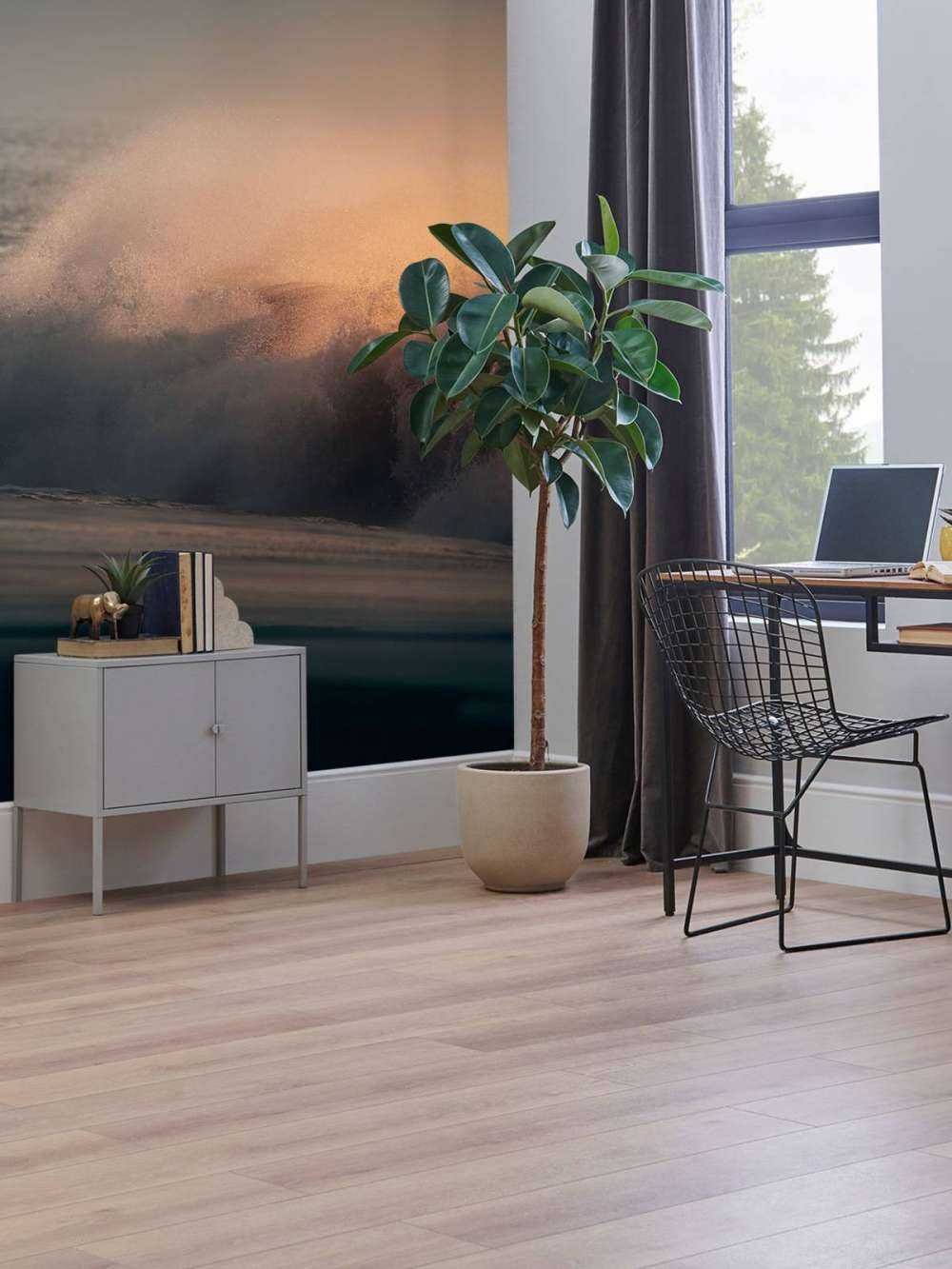 Brydende bølger på stranden