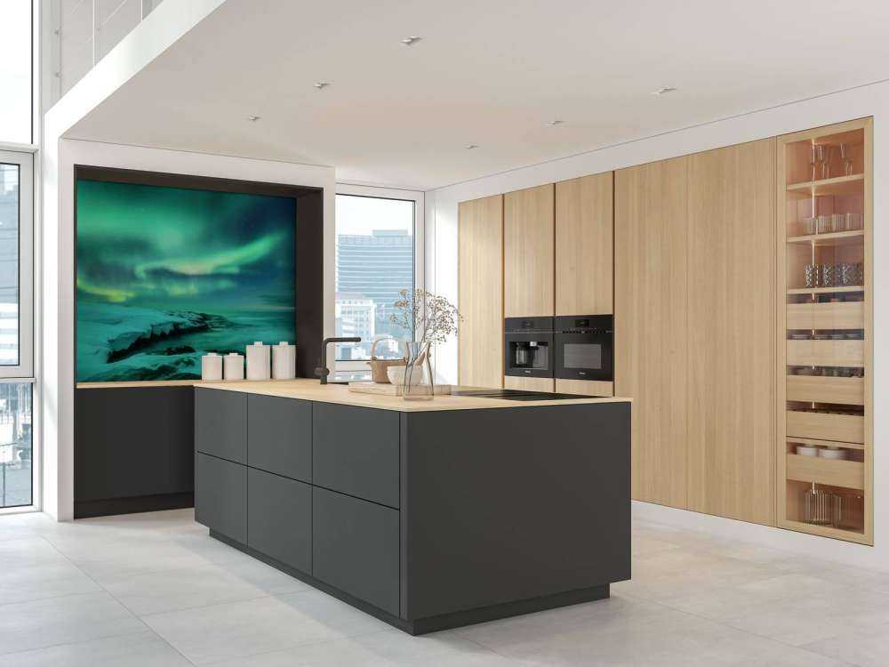 Grønt nordlys over snedækkede klipper