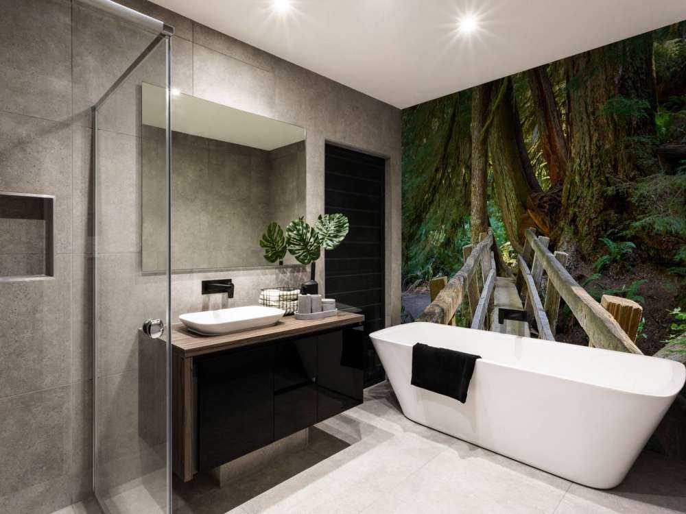 Træbro gennem skoven