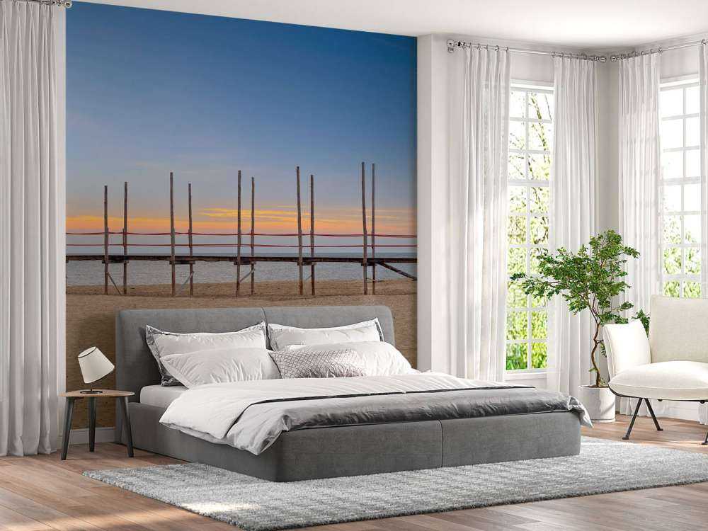 Lang mole med træpæle