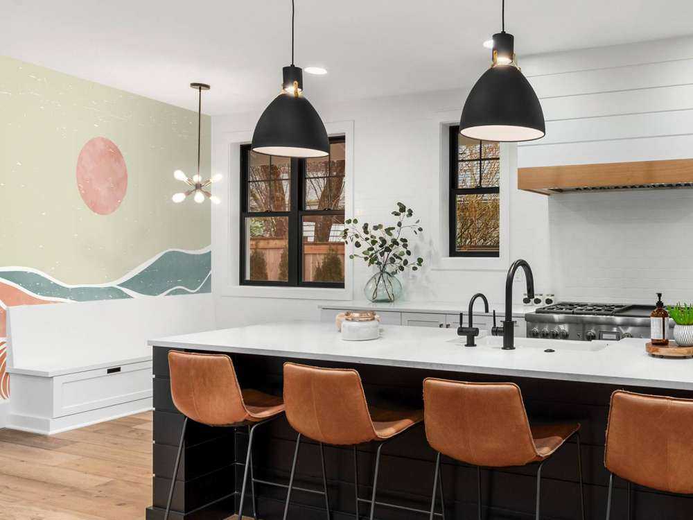 Farvede havbølger med en rød måne