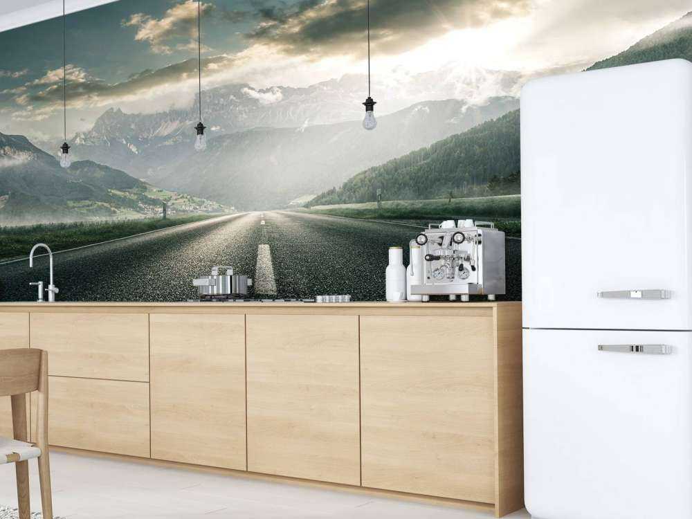 Vej i bjergrigt landskab