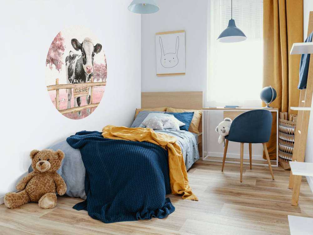 Ung ko på engen lyserød