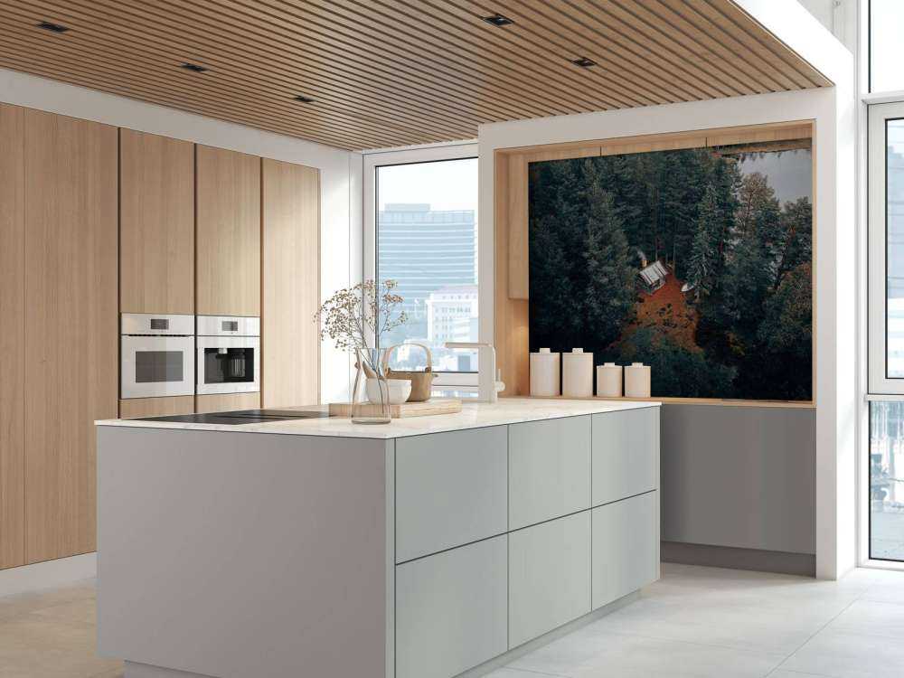 Hytte omgivet af skov og søer