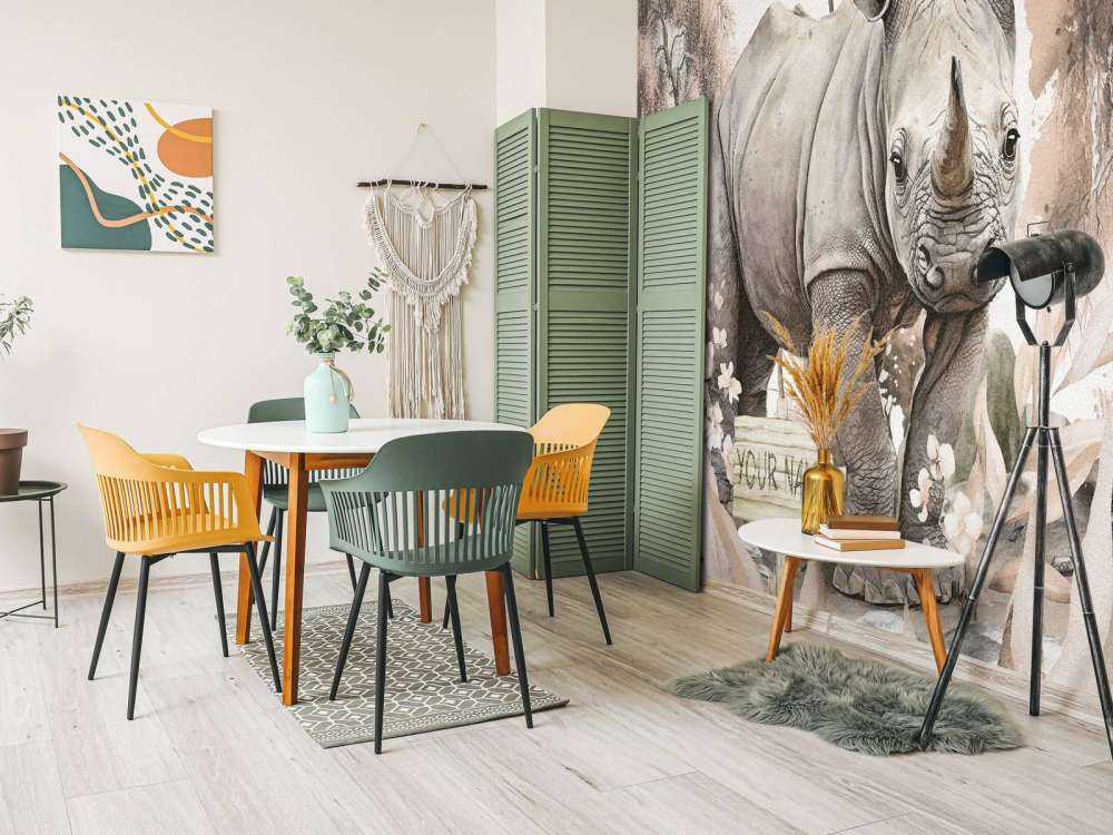 Baby næsehorn på savannen taupe