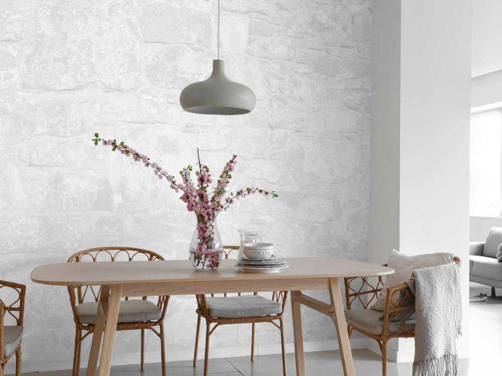 Gammal vägg med vita tegelstenar