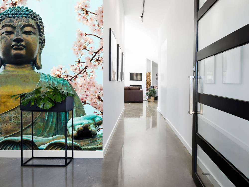 Buddha omgiven med körsbär blommor