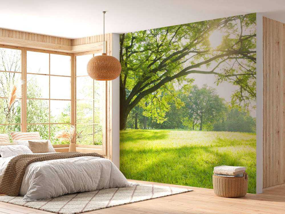 Härligt träd med grönt gräs