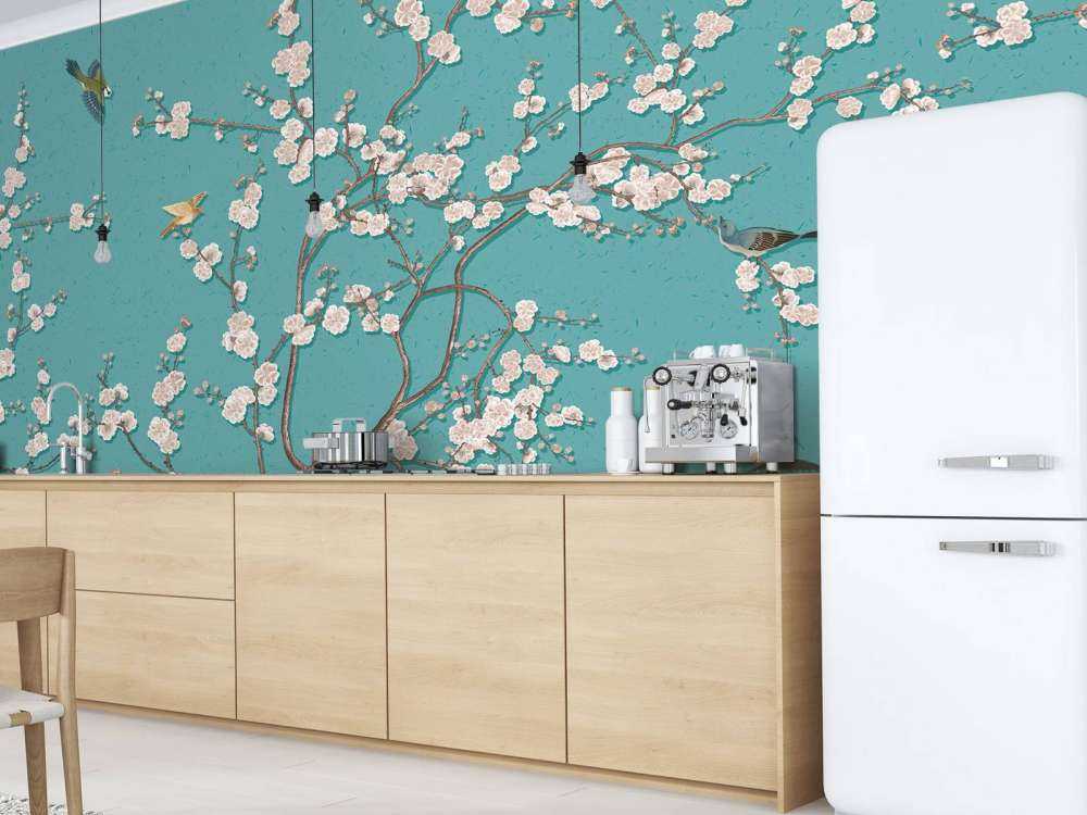 Tecknat blommande träd med fåglar