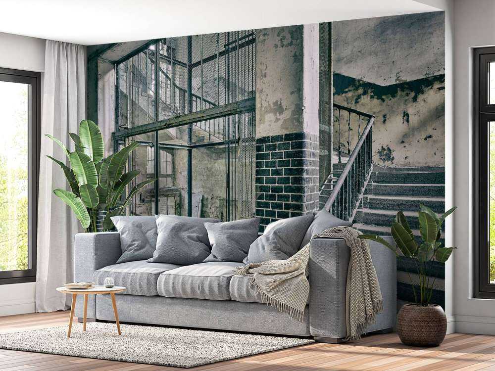 Gamla trappor och hisschakt