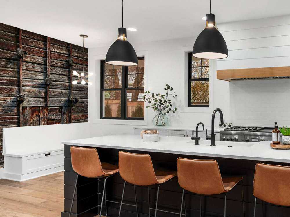 Gammalt trä med bjälkar