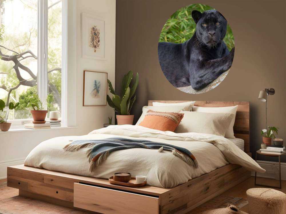Svart panter på ett träd
