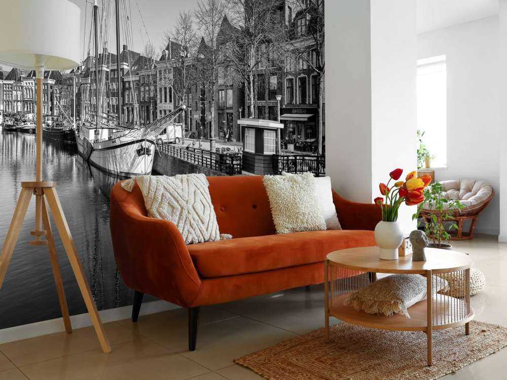 Historisch schip gelegen in de rivier de A in Groningen. In zwart wit. 