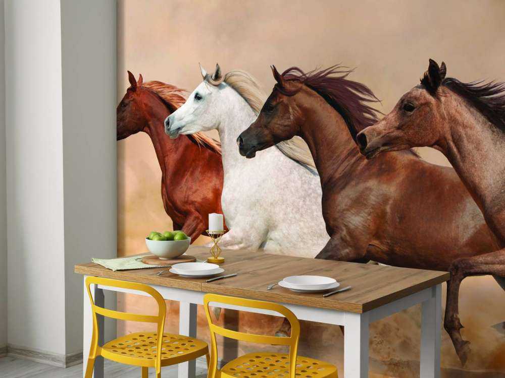 Galopperende hester i en sandstorm