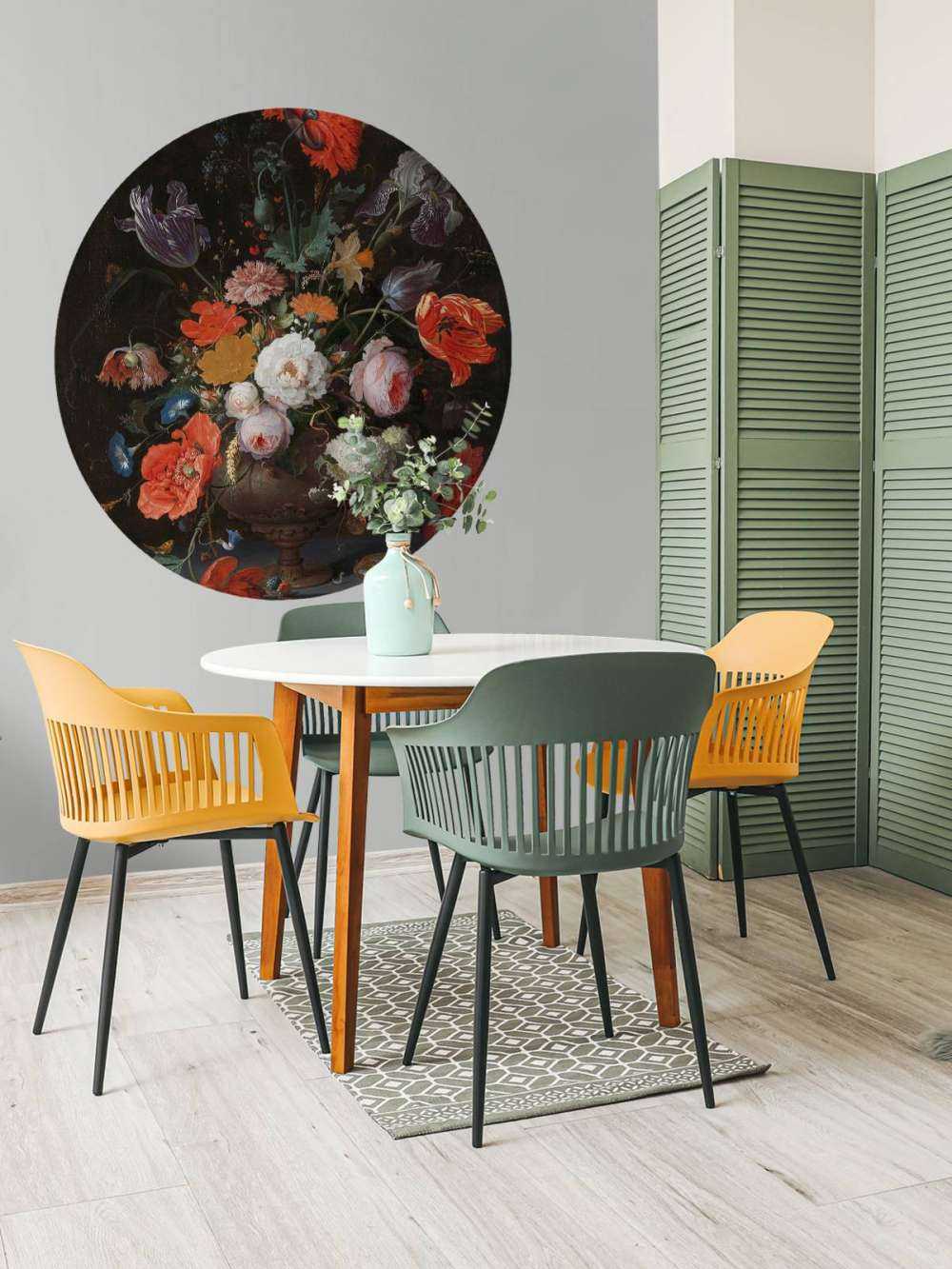Stilleben med blomster og en klokke