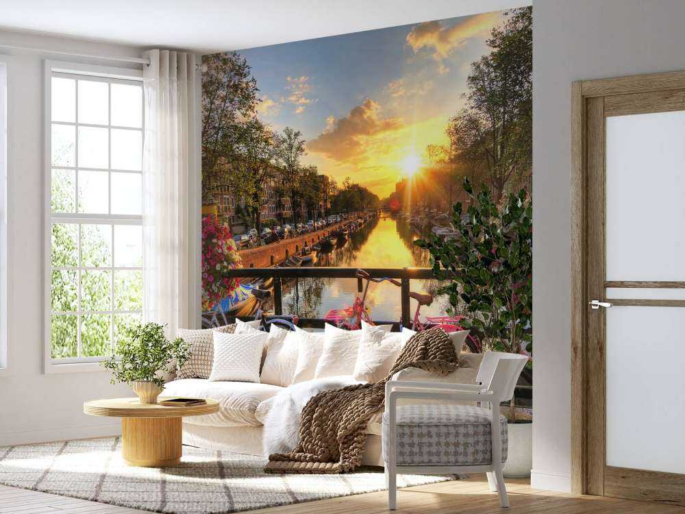 Sykle på en bro med blomster