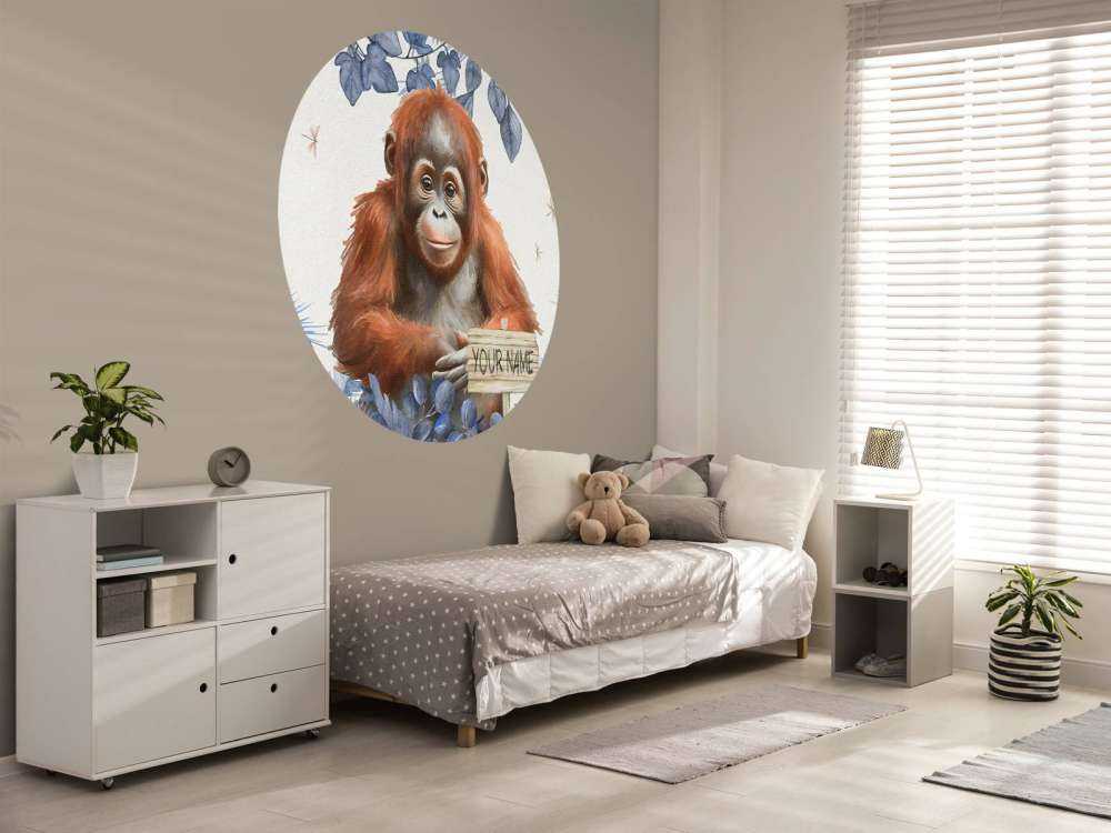 Ung orangutang i jungelen i blått