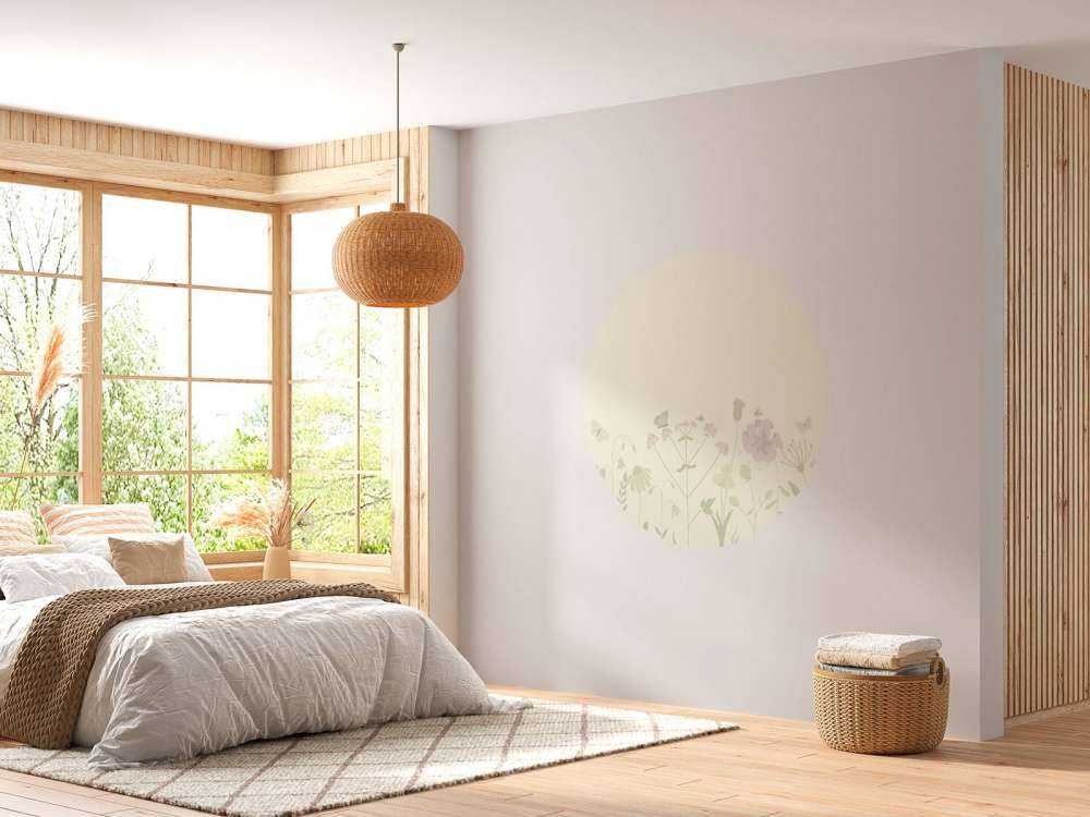 Blomsterfelt med sommerfugler i beige og gammelrosa