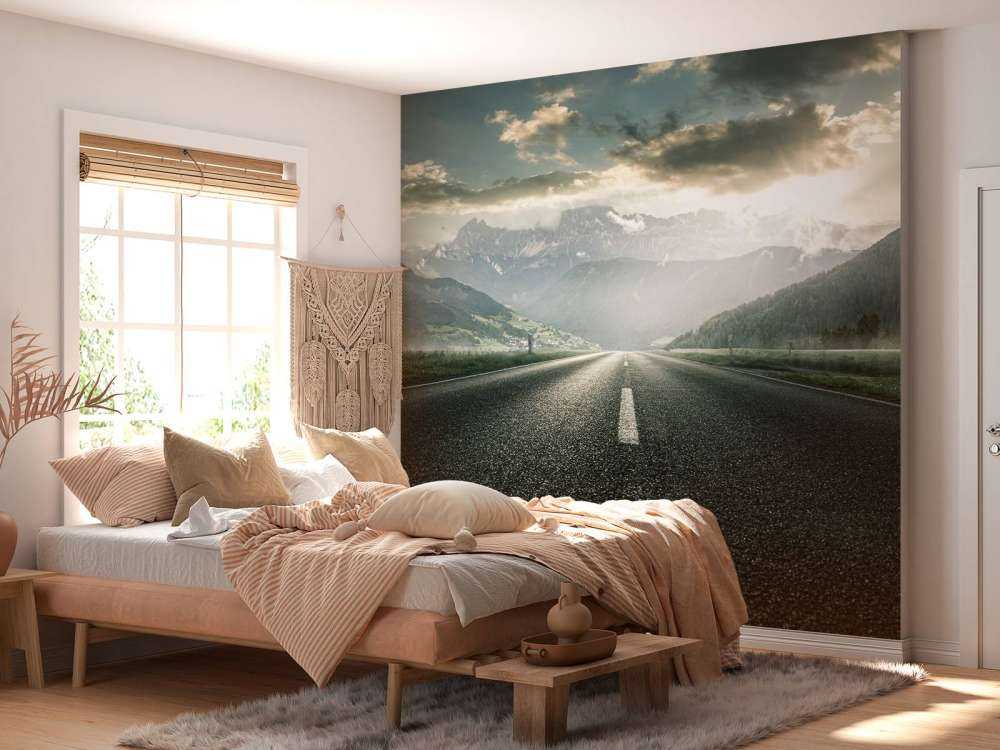 Vej i bjergrigt landskab