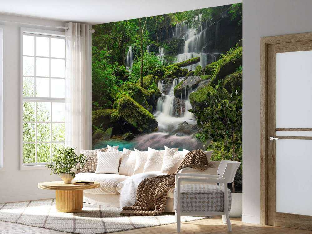 Vandfald i en jungle