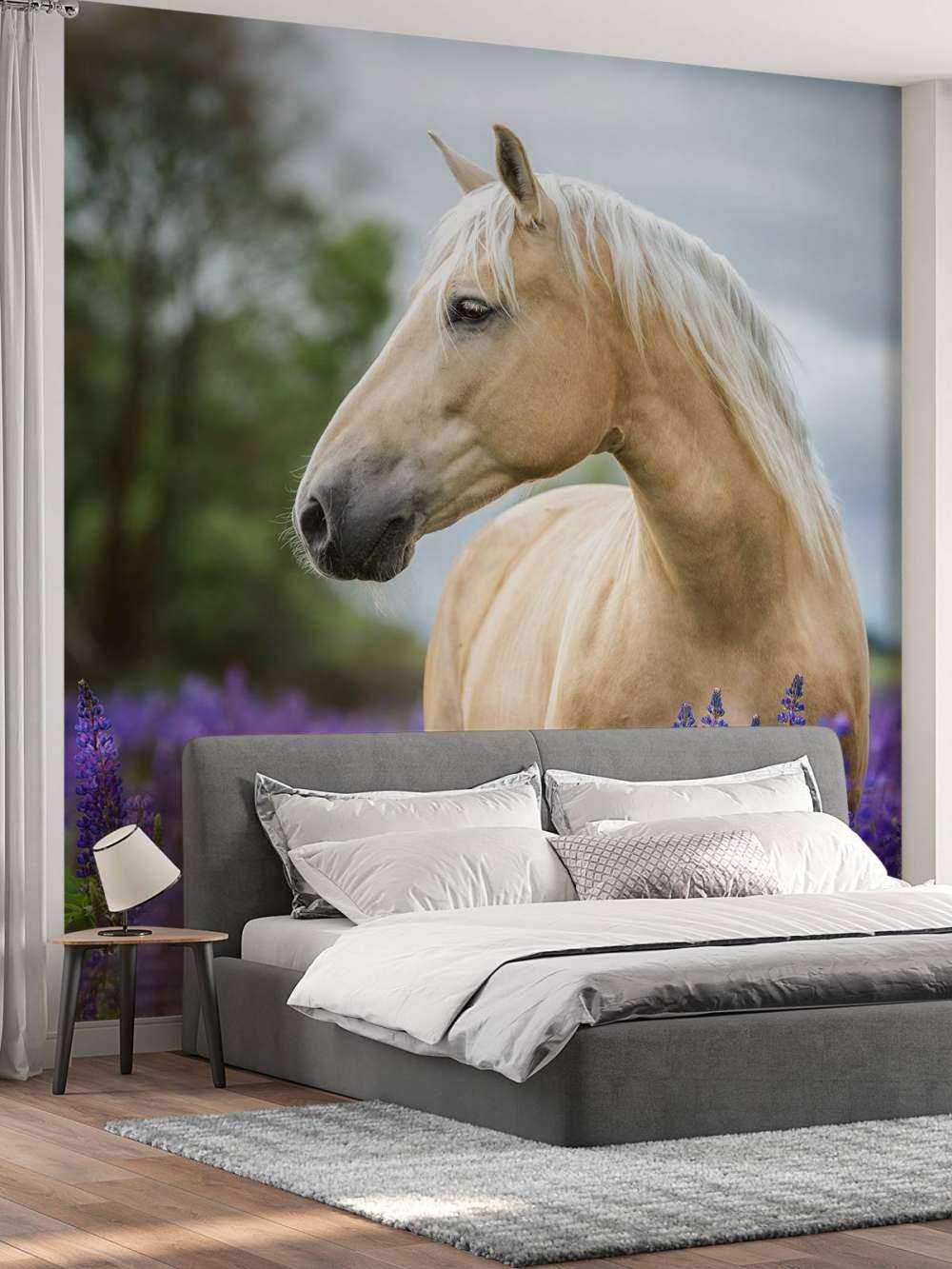 Hest blandt sommerfuglblomsterne