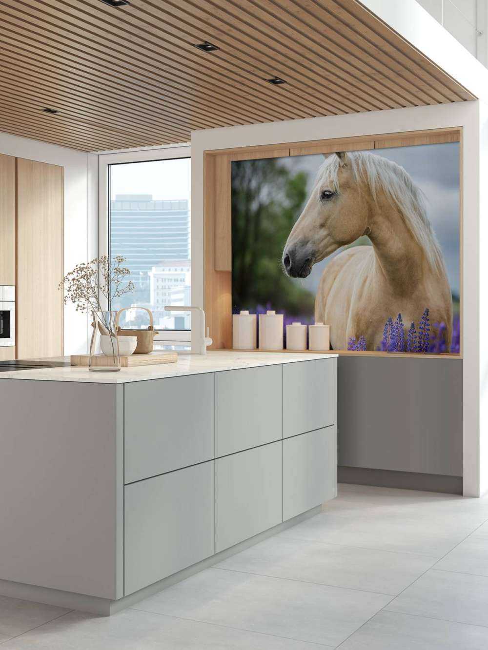 Hest blandt sommerfuglblomsterne