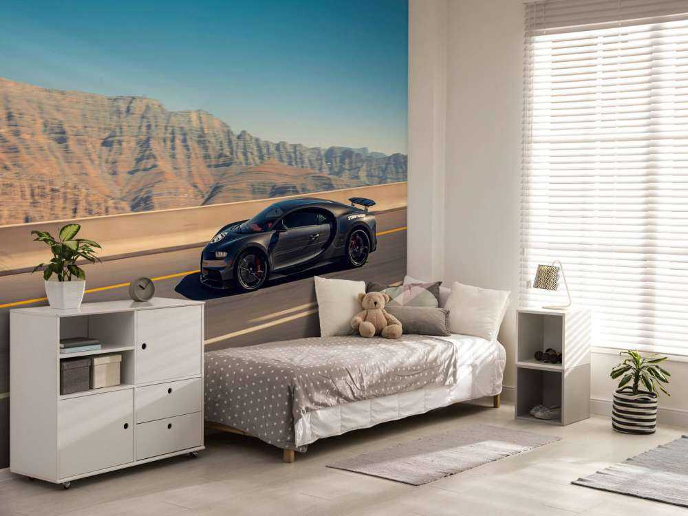 Hyperbil mod bjerglandskab