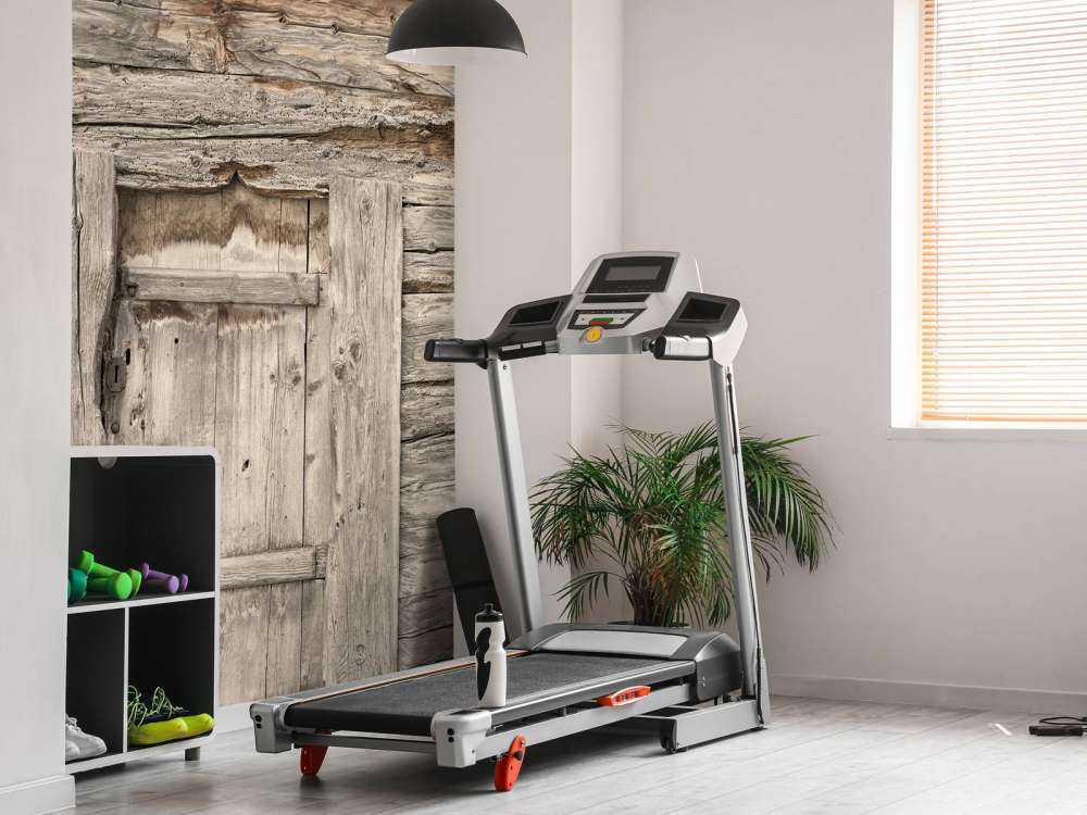 Beige hylder med dør