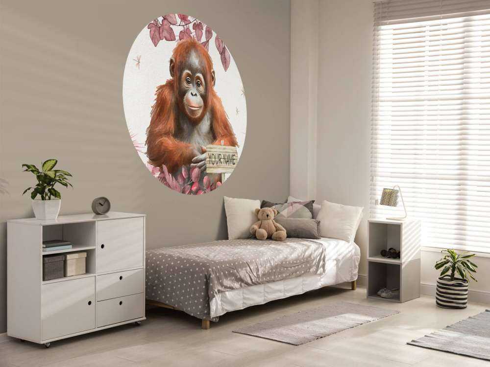 Ung orangutang i den lyserøde jungle