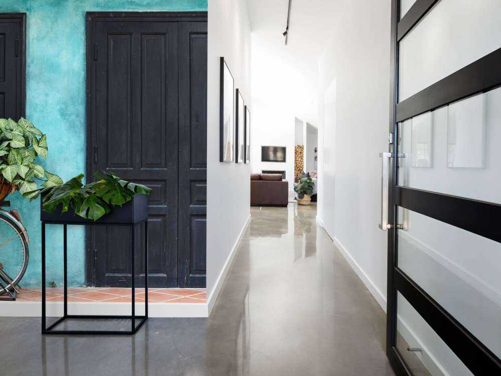 Gammel cykel ved et hus