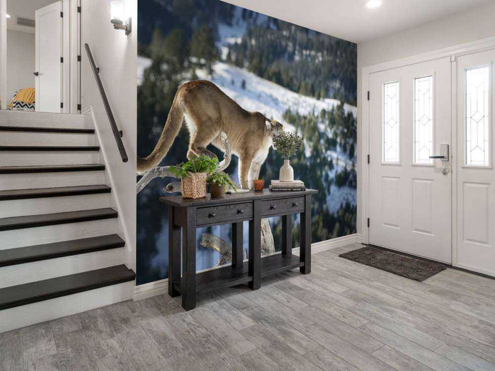 Bjergløve __på et dødt træ