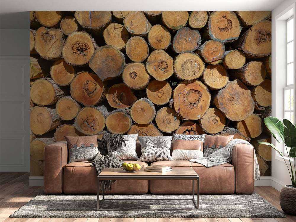 Hög med trädstammar