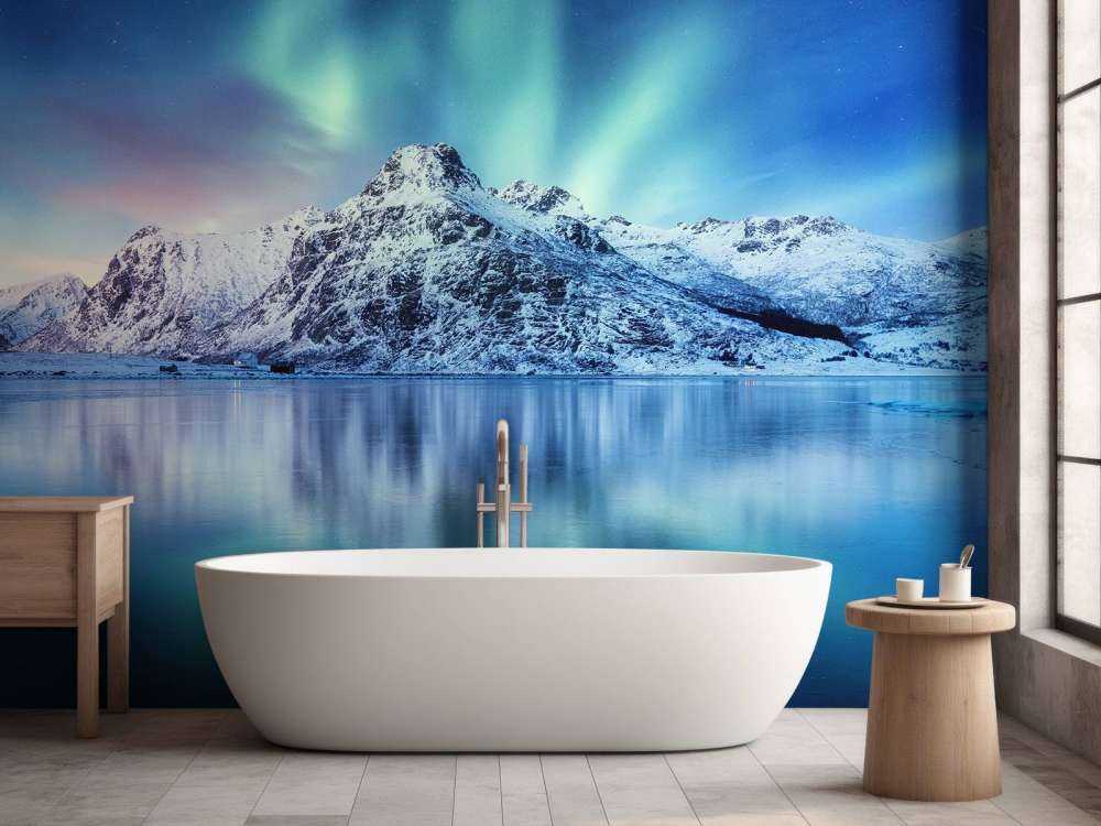 Nordljus över ett djupfryst hav och berg