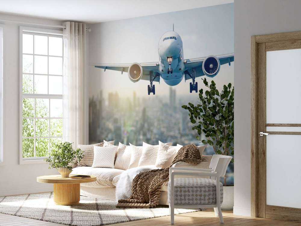 Fallande flygplan över en stad