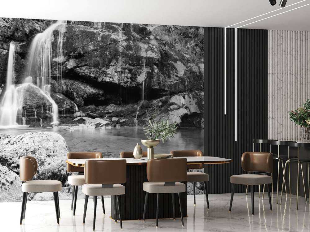 Vattenfall över en stenmur