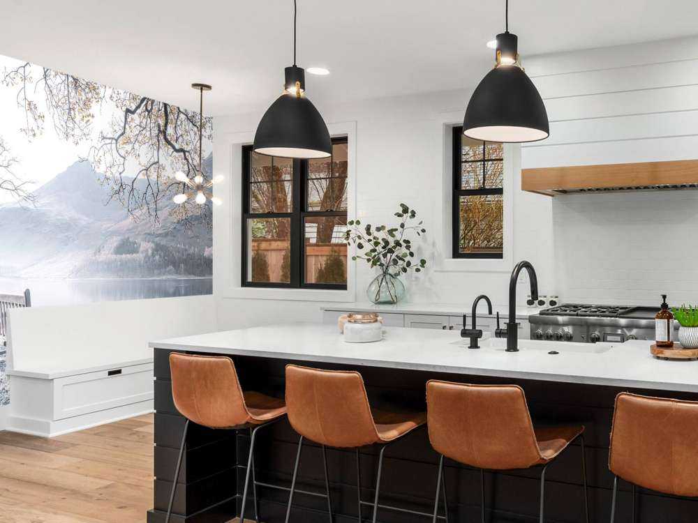 Bänk vid en lugn sjö