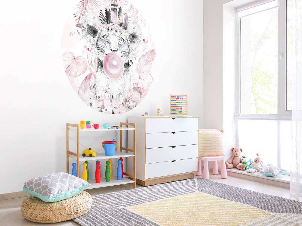 Lekfull valp och rosa drömmar