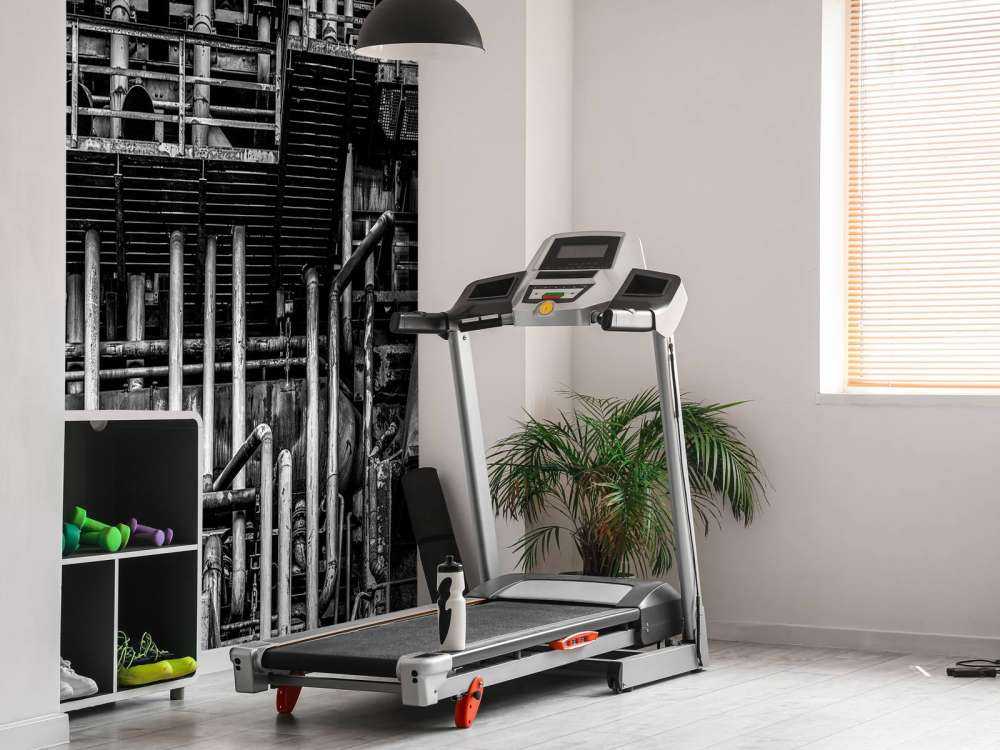 Gammal industrifabrik i svartvitt