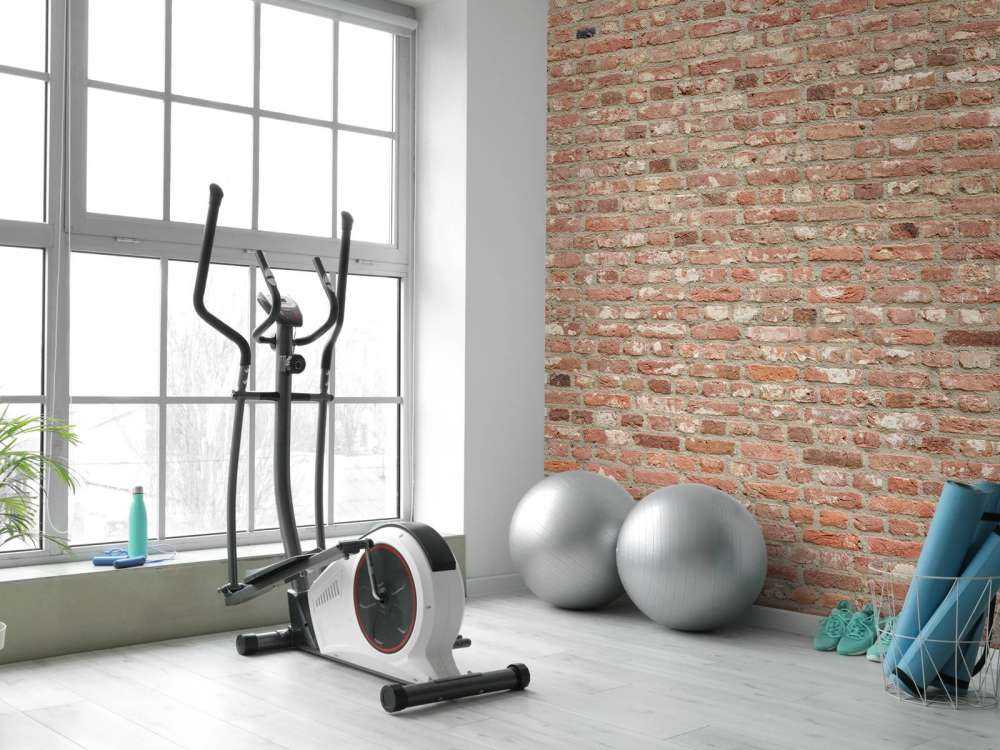 Vägg med tegelstenar i olika färger