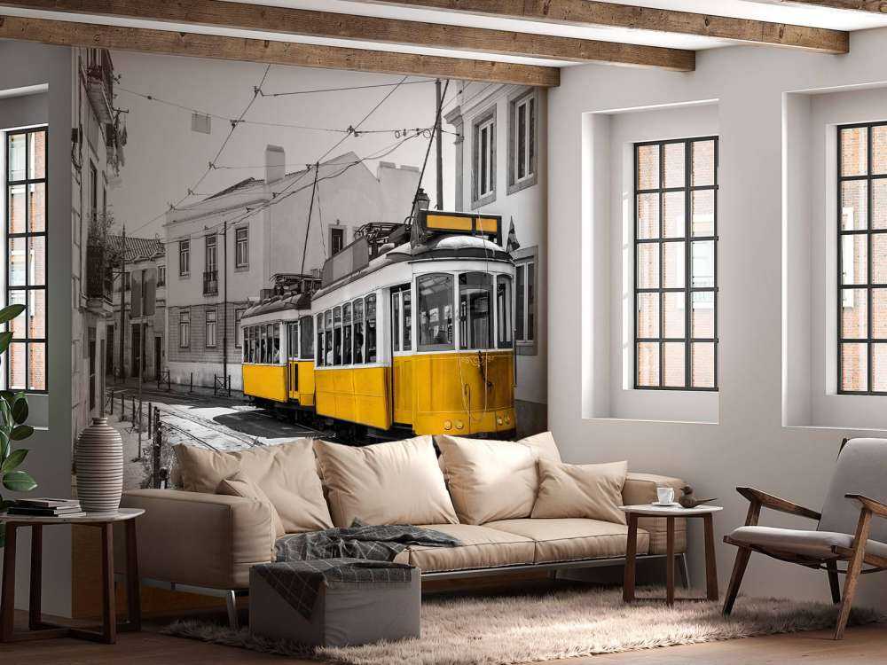 Gul trikk i en svart og hvit gate