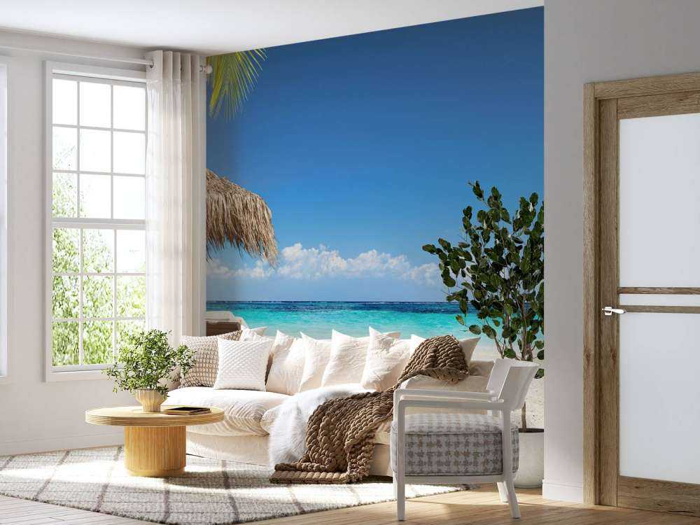 Stoler og parasoll på tropisk strand