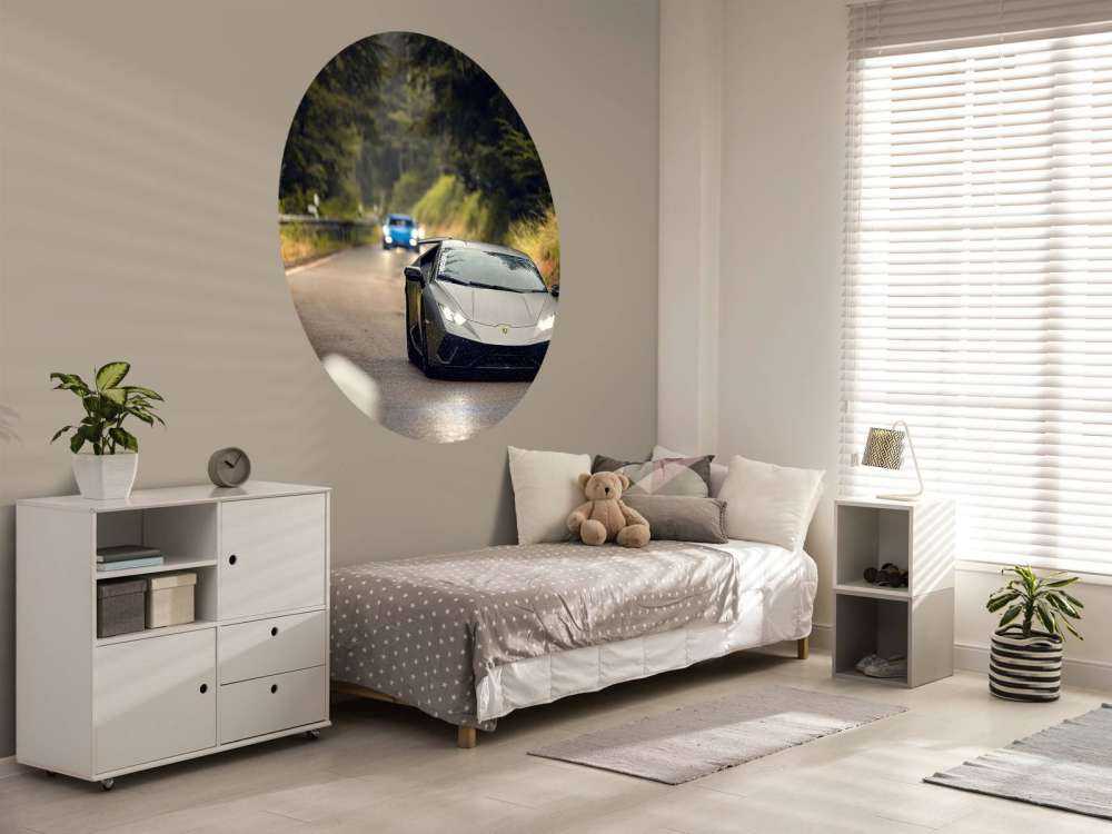 Matgrå Lamborghini i naturen