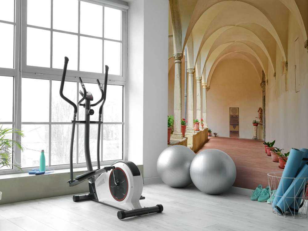 Gårdsplass med buer og planter