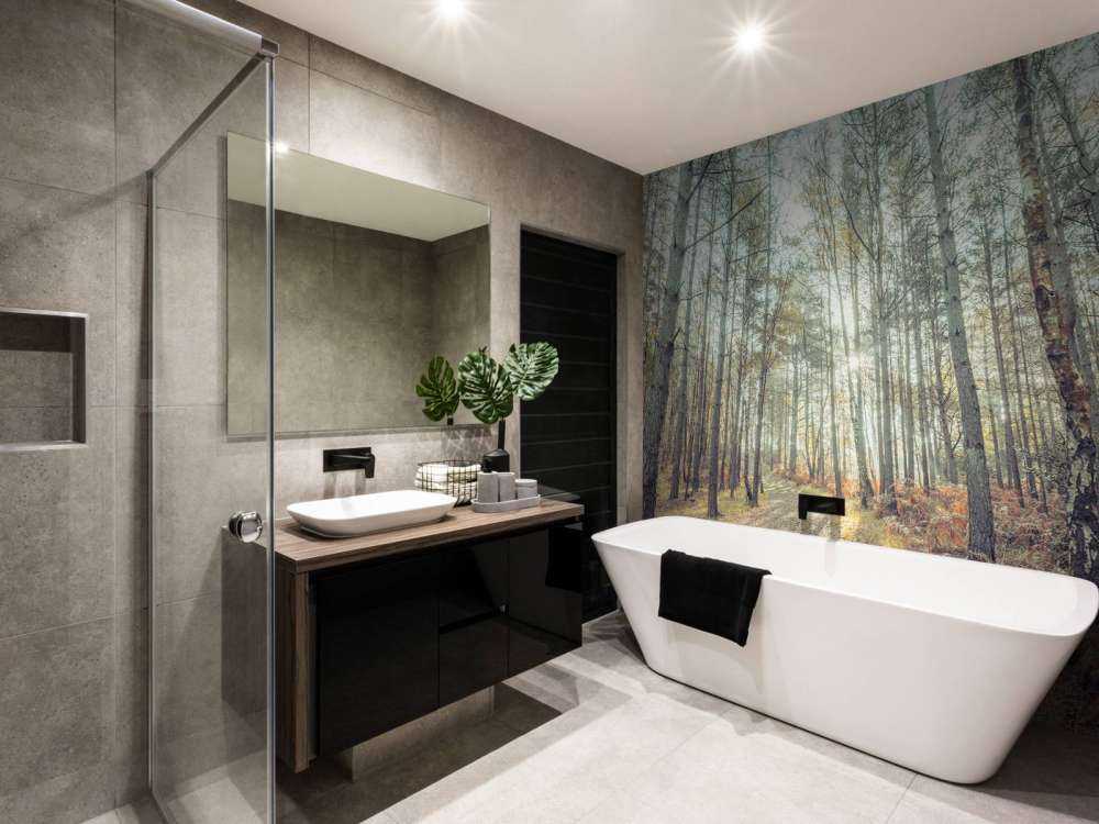 Sti gjennom den solfylte skogen