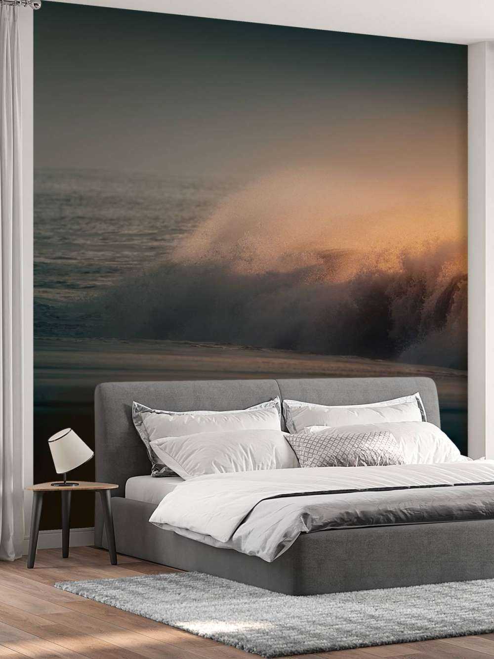 Brytende bølger på stranden